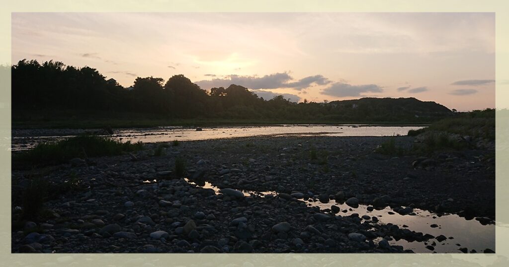 だいぶ暗くなった夕方の河原